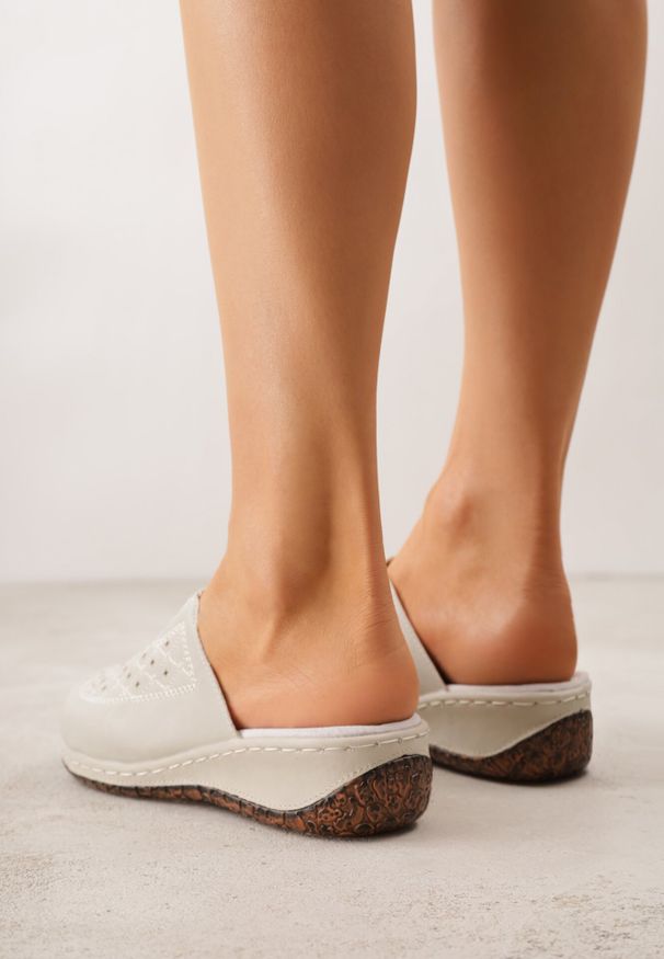 Born2be - Beżowe Klapki Ozdobione Tłoczeniem Perforacją i Metaliczną Aplikacją Arihari. Okazja: na spacer, na co dzień. Kolor: beżowy. Wzór: aplikacja. Styl: casual, elegancki