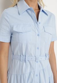 Born2be - Niebieska Taliowana Sukienka z Bawełny w Koszulowym Stylu z Imitacją Kieszeni Masefia. Okazja: na co dzień. Kolor: niebieski. Materiał: bawełna. Wzór: aplikacja. Typ sukienki: koszulowe. Styl: casual, elegancki, wizytowy #3