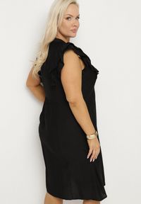 Born2be - Czarna Sukienka Pudełkowa z Bawełną i Trójkątnym Dekoltem Ozdobiona Falbankami Vikirva. Okazja: na co dzień. Typ kołnierza: kołnierz z falbankami. Kolekcja: plus size. Kolor: czarny. Wzór: aplikacja. Typ sukienki: proste, dla puszystych. Materiał: bawełna. Długość rękawa: długi rękaw. Styl: elegancki, klasyczny, casual