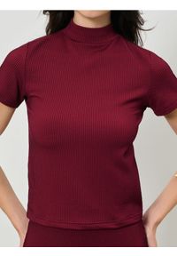 Sinsay - Prążkowana koszulka - bordowy. Kolor: czerwony. Materiał: prążkowany #1