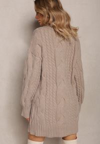 Renee - Ciemnobeżowy Długi Sweter o Luźnym Kroju z Warkoczykowym Splotem Penerria. Kolor: beżowy. Długość: długie. Wzór: ze splotem #4