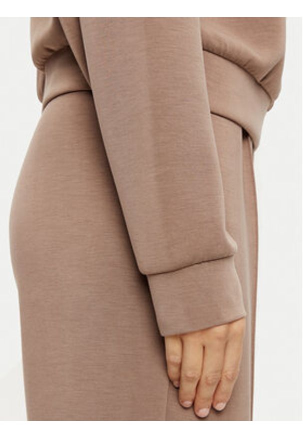 Guess Bluza V5RQ10 KCAY2 Brązowy Regular Fit. Kolor: brązowy. Materiał: syntetyk