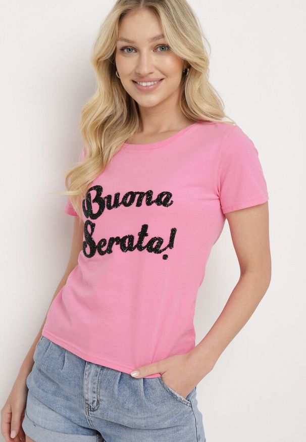 Born2be - Różowy Bawełniany T-shirt z Ozdobnym Napisem z Cyrkonii Tiavalia. Okazja: na co dzień. Kolor: różowy. Materiał: bawełna. Wzór: napisy. Styl: wizytowy, klasyczny, elegancki, casual