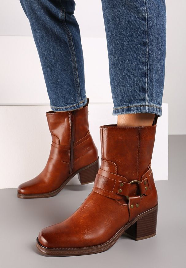 Renee - Brązowe Botki Bikery na Słupku z Klamrami i Paskami Verissca. Okazja: na imprezę. Zapięcie: klamry. Kolor: brązowy. Materiał: skóra, jeans. Wzór: aplikacja. Sezon: zima, jesień. Obcas: na słupku. Styl: rockowy