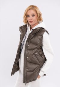 Volcano - Pikowany bezrękawnik V-ADEL. Okazja: na co dzień. Typ kołnierza: kołnierzyk stójkowy. Kolor: brązowy. Długość: krótkie. Wzór: paski. Materiał: materiał. Długość rękawa: bez rękawów. Sezon: zima, jesień. Styl: casual #1