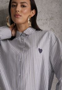 Renee - Niebieska Koszula z Bawełną w Paski z Haftowaną Aplikacją Serca Sewrona. Okazja: na co dzień. Kolor: niebieski. Materiał: bawełna. Wzór: aplikacja, haft, paski. Styl: casual, klasyczny #1