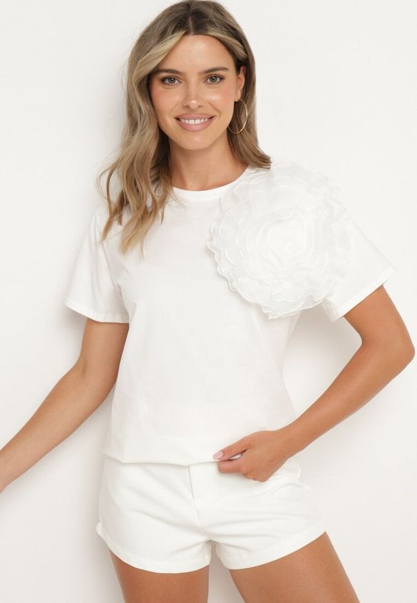 Born2be - Biały T-shirt Koszulka z Krótkim Rękawem i Aplikacją w Kształcie Kwiatu Nestairis. Kolor: biały. Długość rękawa: krótki rękaw. Długość: krótkie. Wzór: aplikacja, kwiaty. Styl: klasyczny