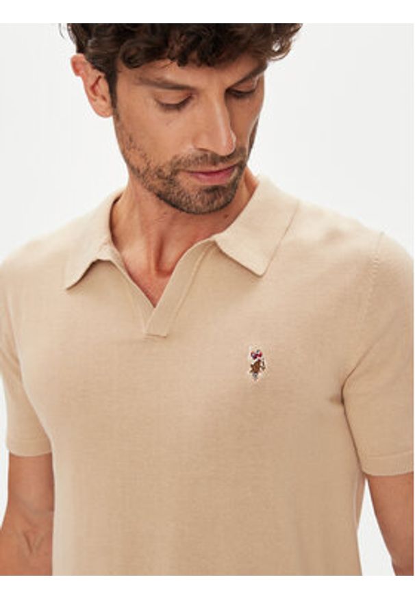 U.S. Polo Assn. Polo MUP3554 Beżowy Slim Fit. Typ kołnierza: polo. Kolor: beżowy. Materiał: bawełna