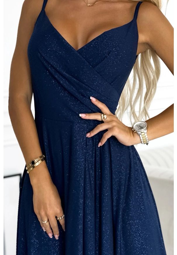 Numoco - Długa suknia wieczorowa rozkloszowana błyszcząca granatowa. Okazja: na ślub cywilny, na wesele, na imprezę. Kolor: niebieski. Materiał: tkanina, elastan, materiał. Długość rękawa: na ramiączkach. Wzór: aplikacja. Typ sukienki: rozkloszowane. Styl: elegancki, wizytowy. Długość: maxi