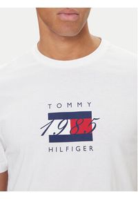 TOMMY HILFIGER - Tommy Hilfiger T-Shirt Linear Flag MW0MW41338 Biały Regular Fit. Kolor: biały. Materiał: bawełna #3