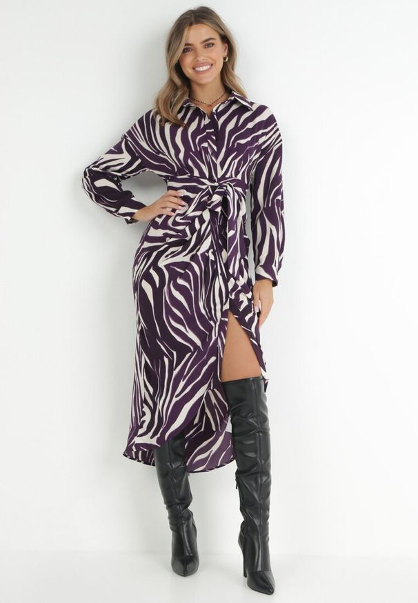 Born2be - Ciemnofioletowa Sukienka Koszulowa w Zebrę Arziki. Okazja: na co dzień. Typ kołnierza: dekolt w serek. Kolor: fioletowy. Długość rękawa: długi rękaw. Wzór: motyw zwierzęcy. Typ sukienki: koszulowe. Styl: casual, klasyczny