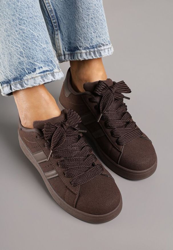 Renee - Brązowe Sneakersy na Niskiej Platformie z Naszywkami Flordexia. Okazja: na co dzień. Zapięcie: pasek. Kolor: brązowy. Materiał: jeans. Wzór: aplikacja. Obcas: na platformie