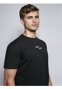 Sinsay - Bawełniana koszulka z napisem - czarny. Kolor: czarny. Materiał: bawełna. Wzór: napisy #1