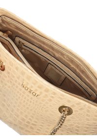 Kazar - Beżowa skórzana torebka na ramię w tłoczony wzór kroko. Kolor: beżowy. Materiał: skórzane, z tłoczeniem. Styl: elegancki. Rodzaj torebki: na ramię #8