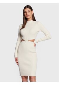 Guess Sukienka dzianinowa W3RK26 Z2YN2 Écru Slim Fit. Materiał: syntetyk