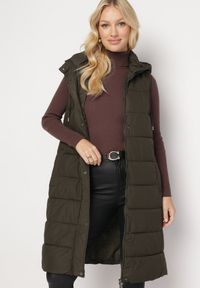 Born2be - Ciemnozielona Długa Kamizelka Bezrękawnik z Klasycznym Pikowaniem i Kapturem Shin. Typ kołnierza: golf. Kolor: zielony. Materiał: dzianina, jeans. Długość rękawa: bez rękawów. Długość: długie. Styl: klasyczny #2