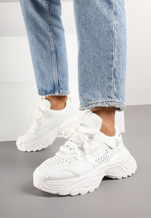 Born2be - Białe Sneakersy na Grubej Podeszwie z Tłoczeniami Lilasea. Okazja: na co dzień. Kolor: biały. Materiał: jeans. Wzór: aplikacja. Obcas: na platformie