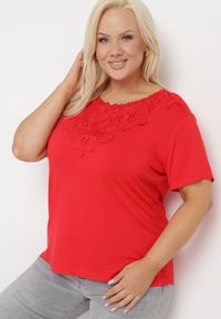 Born2be - Czerwony Klasyczny T-shirt z Koronką przy Dekolcie Fioma. Okazja: na spotkanie biznesowe. Kolor: czerwony. Materiał: koronka. Wzór: koronka. Styl: klasyczny