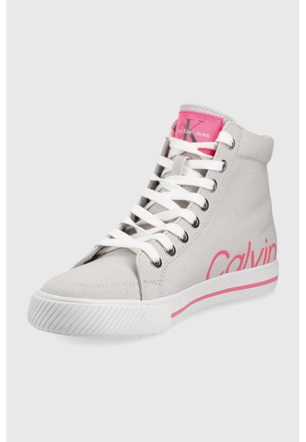 Calvin Klein Jeans trampki damskie kolor szary. Nosek buta: okrągły. Zapięcie: sznurówki. Kolor: szary. Materiał: materiał, guma