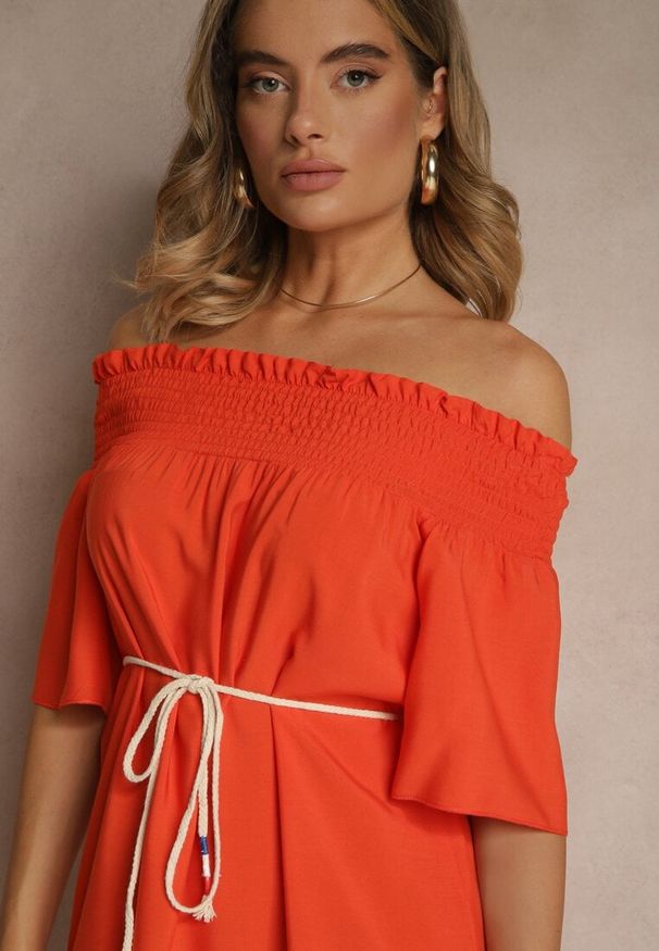 Renee - Pomarańczowa Sukienka Hiszpanka z Bawełną i Wiskozą Ozdobiona Sznurkiem Lilarelle. Okazja: na co dzień. Typ kołnierza: dekolt hiszpanka. Kolor: pomarańczowy. Materiał: wiskoza, bawełna. Wzór: aplikacja. Sezon: wiosna, lato. Typ sukienki: z odkrytymi ramionami. Styl: elegancki, casual