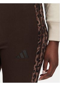 Adidas - adidas Legginsy Seasonal Essentials Animal Print 3-Stripes KV9302 Brązowy Slim Fit. Kolor: brązowy. Materiał: bawełna. Wzór: nadruk #2