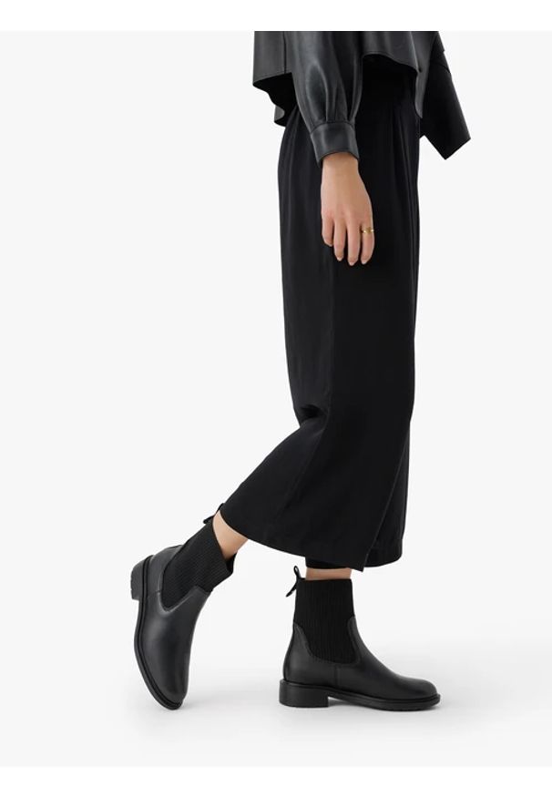Ryłko - Czarne sztyblety ze ściągaczem. Okazja: na co dzień. Nosek buta: okrągły. Zapięcie: bez zapięcia. Kolor: czarny. Szerokość cholewki: normalna. Wysokość cholewki: za kostkę. Materiał: skóra. Obcas: na obcasie. Styl: casual, street. Wysokość obcasa: średni