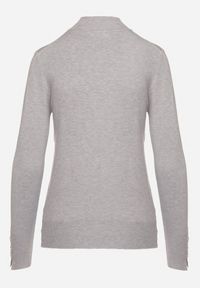 Born2be - Szary Sweter Półgolf Ozdobiony Guzikami przy Rękawach Delianor. Okazja: na co dzień, na spotkanie biznesowe. Kolor: szary. Materiał: jeans. Długość rękawa: długi rękaw. Długość: długie. Wzór: aplikacja. Sezon: jesień. Styl: biznesowy, klasyczny, elegancki, casual #6