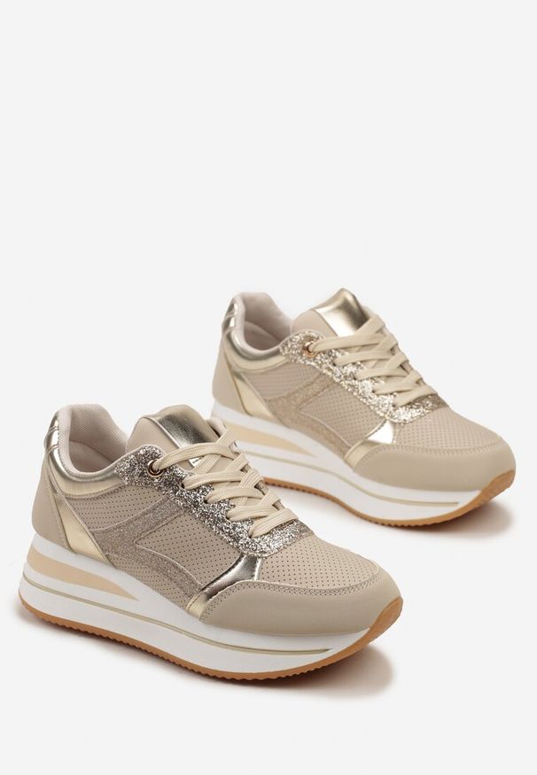 Renee - Beżowe Sneakersy na Grubej Podeszwie w Paski Zdobione Brokatem Selarissa. Okazja: na co dzień. Zapięcie: pasek. Kolor: beżowy. Szerokość cholewki: normalna. Wzór: paski, aplikacja. Obcas: na obcasie. Wysokość obcasa: niski