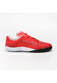 KIPSTA - Buty do piłki nożnej halowej dla dzieci Kipsta Ginka 500. Kolor: szary, niebieski, czerwony, czarny, wielokolorowy. Materiał: syntetyk, kauczuk, poliester. Wzór: gładki. Sport: piłka nożna