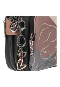 Brązowa Damska Torebka Na Ramię Anekke Z Laleczką. Kolor: brązowy. Wzór: aplikacja, nadruk. Materiał: skórzane. Styl: casual, elegancki. Rodzaj torebki: na ramię #6