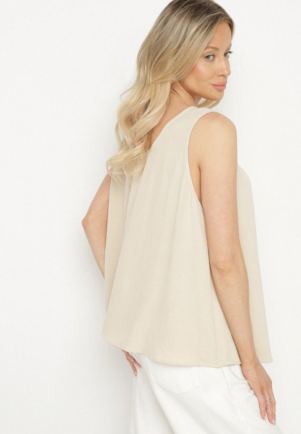 Born2be - Beżowy Top na Szerokich Ramiączkach Zdobiony Guzikami Jenadorea. Okazja: na co dzień. Kolor: beżowy. Materiał: jeans. Długość rękawa: na ramiączkach. Wzór: aplikacja. Sezon: lato. Styl: casual