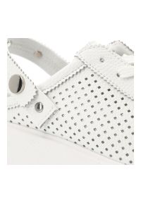 Klapki damskie S.Barski, ze skóry naturalnej licowej ażurowa cholewka platforma sznurowane styl casual, białe, LR61-7088. Okazja: na co dzień. Kolor: biały. Materiał: skóra. Wzór: ażurowy. Obcas: na platformie. Styl: casual #4