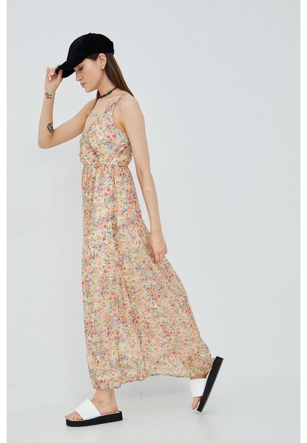 Vero Moda sukienka kolor różowy maxi rozkloszowana. Kolor: różowy. Materiał: poliester, tkanina. Długość rękawa: na ramiączkach. Typ sukienki: rozkloszowane. Długość: maxi