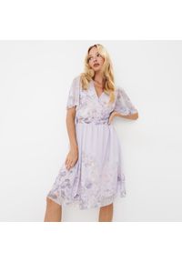 Mohito - Kopertowa sukienka mini w kwiatowy wzór - Kremowy. Kolor: kremowy. Wzór: kwiaty. Typ sukienki: kopertowe. Długość: mini #1