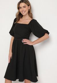 Born2be - Czarna Sukienka o Rozkloszowanym Kroju z Bufiastymi Rękawami Maradora. Okazja: na co dzień. Typ kołnierza: dekolt kwadratowy. Kolor: czarny. Styl: casual #1