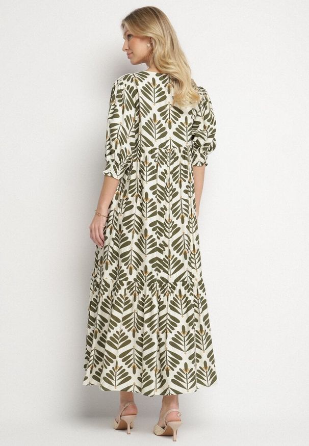 Born2be - Zielona Rozkloszowana Sukienka z Wiskozą z Motywem Roślinnym Loredia. Okazja: na co dzień. Typ kołnierza: dekolt w kształcie V. Kolor: zielony. Materiał: wiskoza. Długość rękawa: krótki rękaw. Wzór: aplikacja. Styl: casual, elegancki
