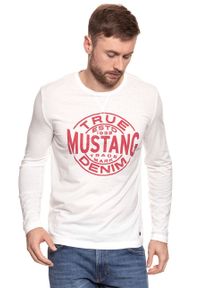 Mustang - LONGSLEEVE MUSTANG Printed Longsleeve CLOUD DANCER 1007065 2020. Długość rękawa: długi rękaw. Wzór: nadruk, melanż