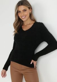 Born2be - Czarny Sweter Wełniany Panaris. Typ kołnierza: dekolt w serek. Kolekcja: plus size. Kolor: czarny. Materiał: wełna. Styl: klasyczny