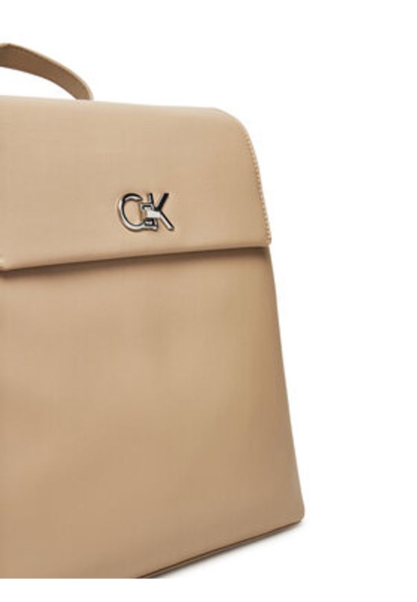 Calvin Klein Plecak Ck Flap Backpack With Conv Strap K60K613038 Beżowy. Kolor: beżowy. Materiał: skóra