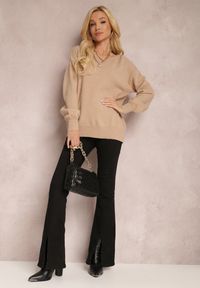 Renee - Beżowy Sweter z Łańcuszkiem Ampenia. Kolor: beżowy. Materiał: jeans. Styl: klasyczny