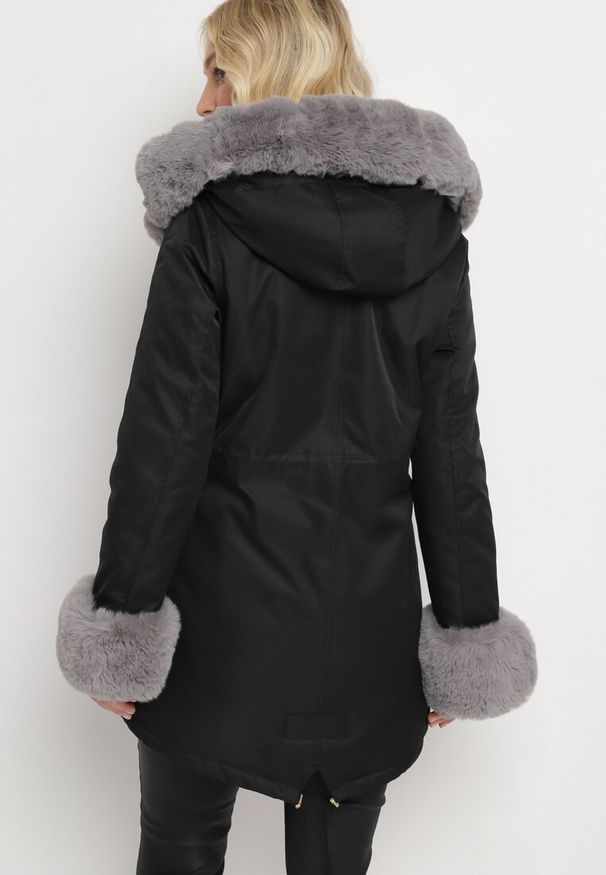 Born2be - Czarno-Szara Kurtka Parka z Futerkiem i Kapturem Aresja. Okazja: na co dzień. Kolor: czarny. Materiał: futro. Sezon: zima. Styl: casual