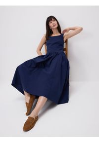 Reserved - Sukienka z ozdobnym wiązaniem - granatowy. Kolor: niebieski. Materiał: tkanina, bawełna #1