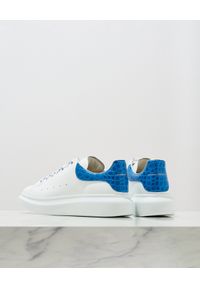 Alexander McQueen - ALEXANDER MCQUEEN - Białe sneakersy. Nosek buta: okrągły. Kolor: biały. Materiał: guma #3