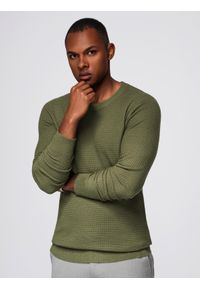 Ombre Clothing - Strukturalny sweter męski z okrągłym dekoltem – oliwkowy V1. Okazja: na co dzień. Kolor: oliwkowy. Materiał: dzianina, nylon, wiskoza, elastan, jeans. Wzór: ze splotem. Styl: casual