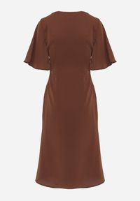 Born2be - Brązowa Koktajlowa Sukienka VICES ze Zwiewnymi Rękawami i Kwiatową Aplikacją 3D Talilia. Okazja: na wesele, na ślub cywilny, na imprezę. Kolor: brązowy. Wzór: aplikacja, kwiaty. Styl: wizytowy #3