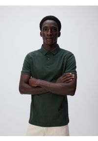 Reserved - Polo slim z bawełny pima - ciemnozielony. Typ kołnierza: polo. Kolor: zielony. Materiał: bawełna