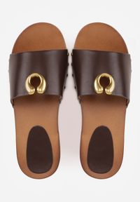 Born2be - Brązowe Klapki z Metaliczną Ozdobą i Nitami Noriche. Okazja: na co dzień. Kolor: brązowy. Wzór: aplikacja. Styl: casual, klasyczny #5