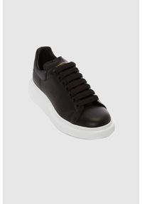 Alexander McQueen - ALEXANDER MCQUEEN Czarne sneakersy męskie z białą podeszwą. Kolor: czarny. Materiał: skóra #4