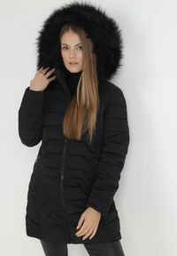 Born2be - Czarna Kurtka Do Kolan z Kapturem i Pikowaniem Sagi. Typ kołnierza: kaptur. Kolor: czarny. Materiał: futro. Długość: do kolan. Wzór: aplikacja #6