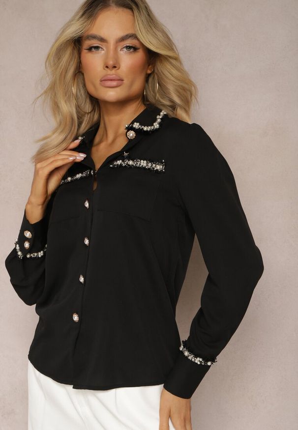 Renee - Czarna Klasyczna Koszula Ozdobiona Perłami Ondinna. Okazja: na co dzień. Kolor: czarny. Wzór: aplikacja. Styl: klasyczny
